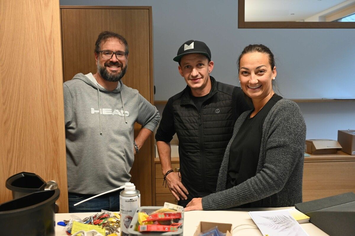 Michael Pisoni und Melanie Bendl zogen mit Hilfe von Martin Zech in die neue Bankstelle.⇒dob