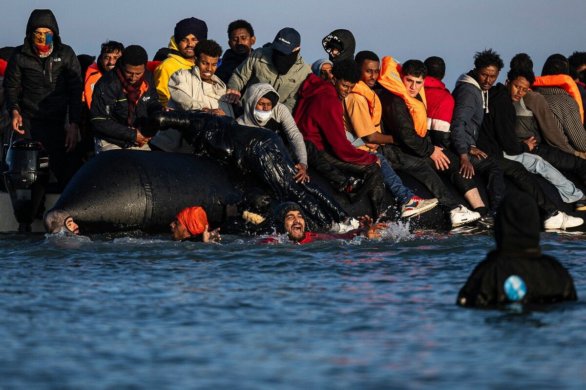 Migranten versuchen in Gravelines in Nordfrankreich, auf Boote von Schleusern zu gelangen, um den Ärmelkanal zu überqueren. AFP (5)