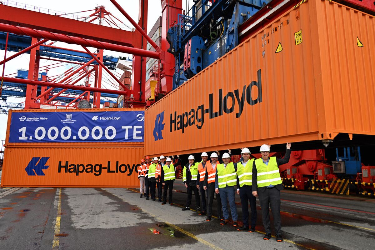 Million Das Eurogate Container Terminal Wilhelmshaven schlug den millionsten Seefrachtcontainer in diesem Jahr um. Damit überschritt der Jahresumschlag erstmals die Millionengrenze. Der Jubiläumscontainer kommt aus China und enthält Maschinenteile für die Agrarindustrie. Transportiert wurde er im Auftrag von Gebrüder Weiss durch die Reederei Hapag-Lloyd. ⇒Eurogate
