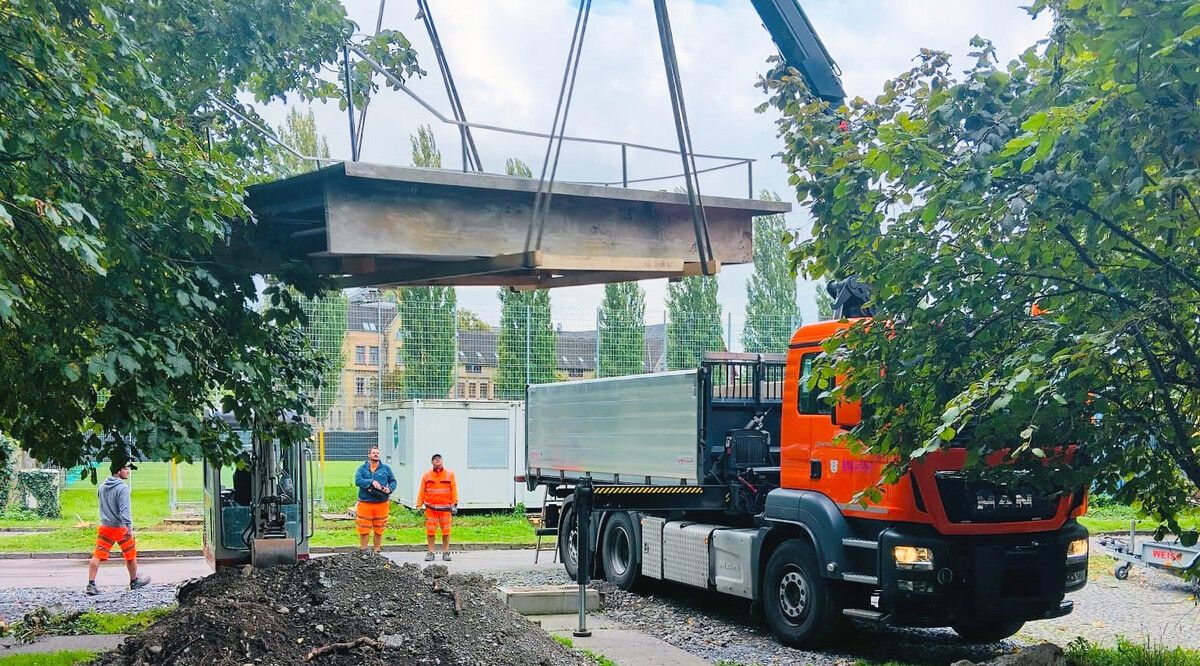 Nach dem Abbau wird die Kneippanlage ressourcenschonend neu positioniert.⇒ STB