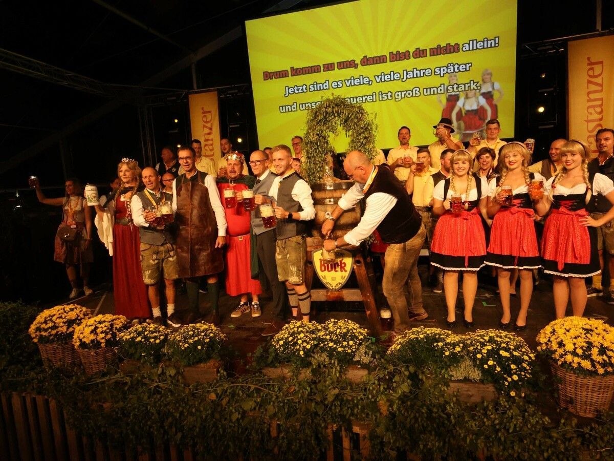 Nach dem Bockbieranstich erklang die Frastanzer Bierhymne.⇒Arno Meusburger