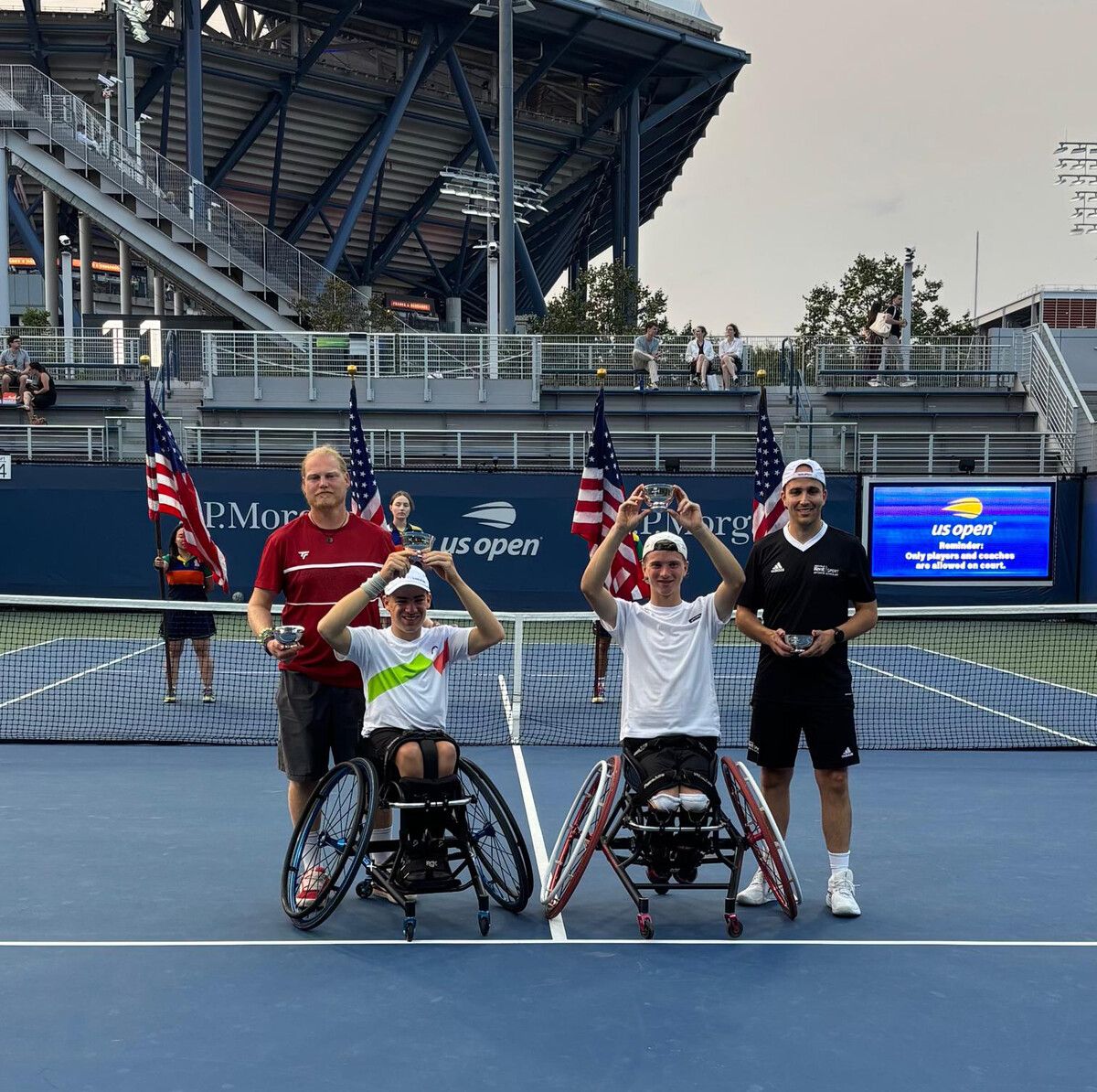 Nach den beiden Triumphen in Roland Garros 2023 und 2024 holte Maximilian Taucher (l., mit Coach Max Forer) nun beide Grand-Slam-Titel bei den US Open in New York. Im Doppel gewann der Hohenemser mit dem Briten Ruben Harris.⇒Privat