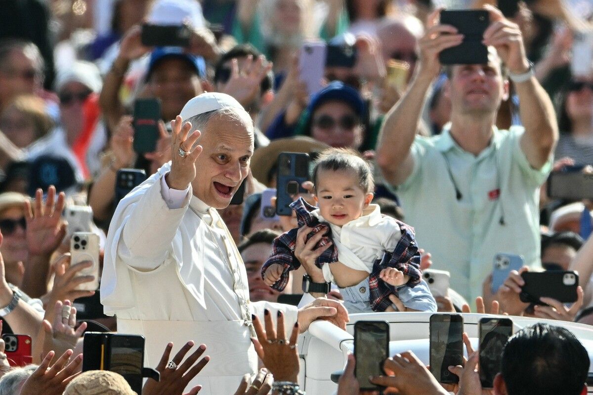 Nachdem er am Sonntag seinen 70. Geburtstag gefeiert hat, hat Papst Leo XIV. am Mittwoch vor der Generalaudienz auf dem Petersplatz auch Glückwünsche zum Namenstag erhalten. AFP (5)