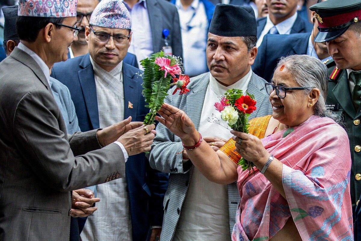 Nepals neue Premierministerin Sushila Karki wird in Kathmandu begrüßt und ruft nach den kürzlichen Krawallen zur Ruhe auf.
