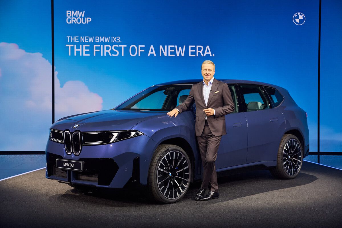 Neue Klasse, neues Glück? BMW-Chef Oliver Zipse präsentiert den iX3, der mit dem bisherigen Design-Dogma bricht. ⇒PAB