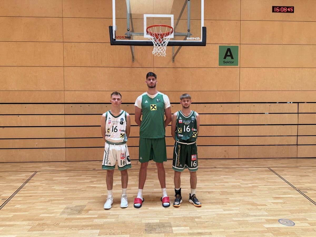 Noah Hupmann mit Vincent Bertschler (l.) und Kilian Schnepf.⇒