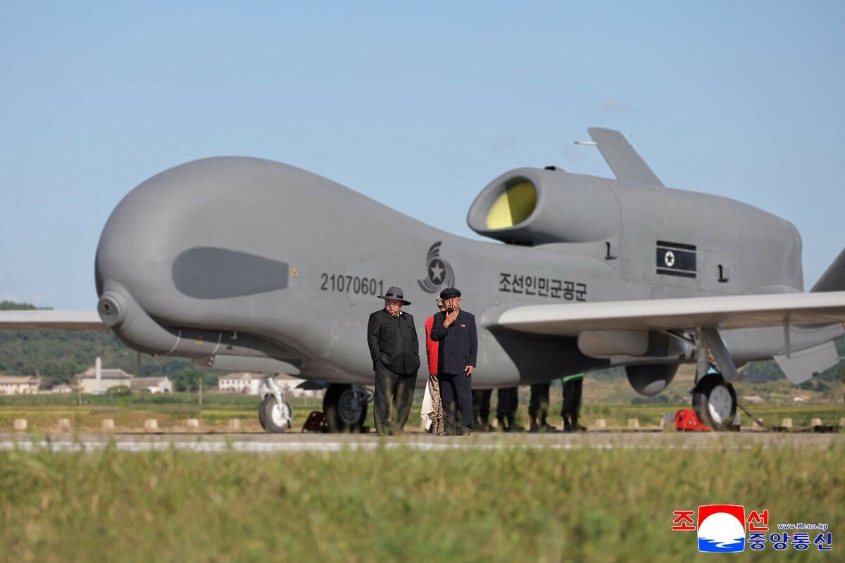 Nordkoreas Führer Kim Jong-un wohnt einem Drohnen-Test bei und betont die Rolle von künstlicher Intelligenz (KI) bei unbemannten Aufklärungsflugzeugen.