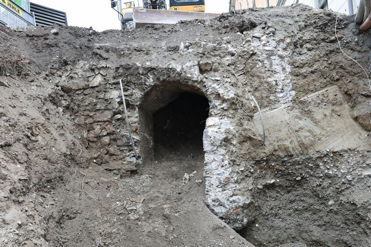 Ob der Bogen als Zugang, Durchgang oder Teil einer Kellerstruktur diente, ist noch offen. ⇒TALPA (2)
