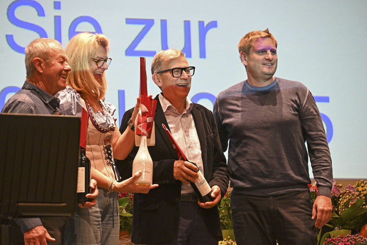 Obmann Ingo Türr (r.) dankte fleißigen Mitgliedern für die Organisation der Blumenschmuckgala. ⇒AJK (2)