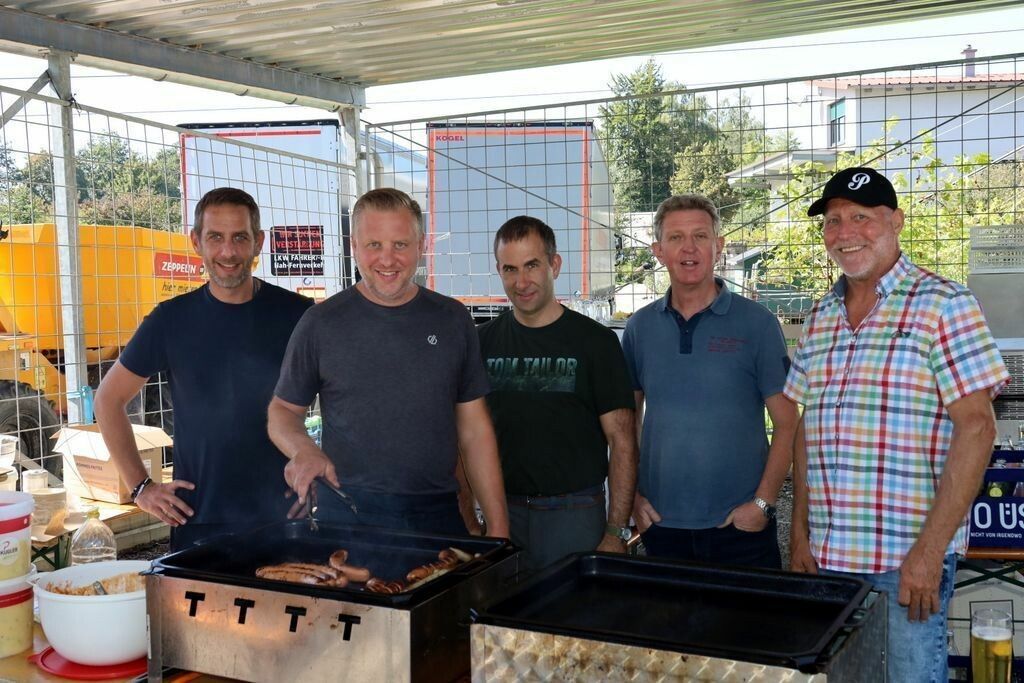 Olli, Manuel, Andi, Josef und Norbert hatten hinter der Theke einiges zu tun.⇒chf (3)