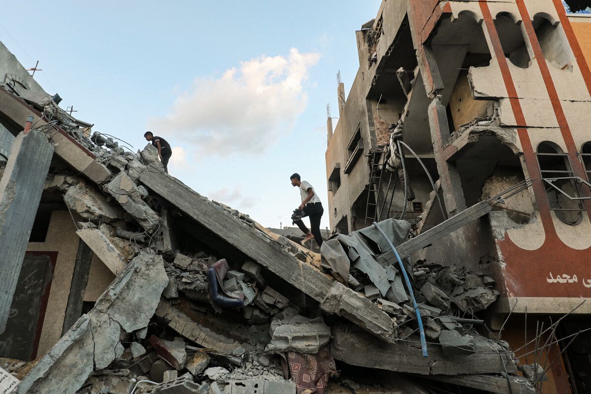 Palästinenser durchsuchen die Trümmer eines Gebäudes im Nuseirat-Flüchtlingslager, das bei einem israelischen Luftangriff zerstört wurde, während die Offensive in Gaza andauert. afp(5)