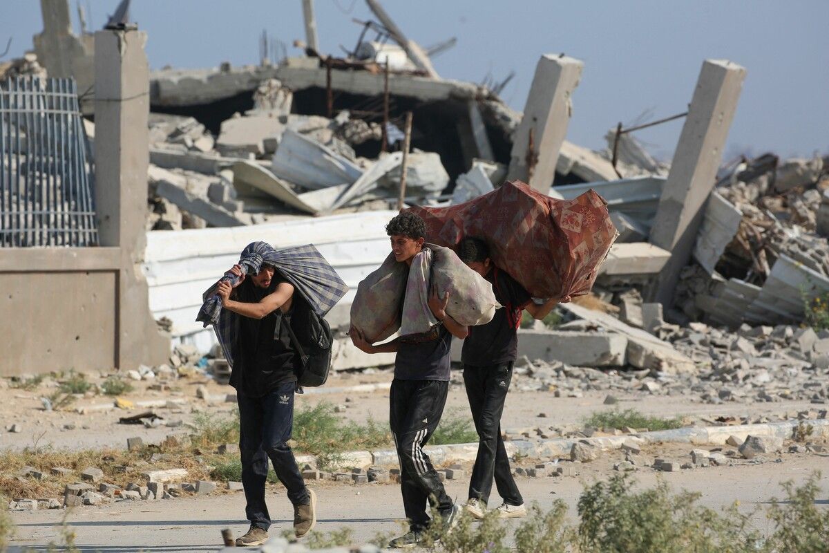 Palästinenser holen Hilfsgüter im Netzarim-Korridor, während die Massenflucht aus Gaza-Stadt anhält.