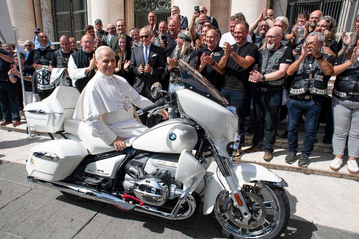 Papst Leo XIV. sitzt am Petersplatz im Vatikan auf einem weißen BMW-Motorrad, das extra im päpstlichen Stil umgebaut wurde. Das Motorrad wird bei der Generalaudienz signiert und in München zu wohltätigen Zwecken versteigert. AFP