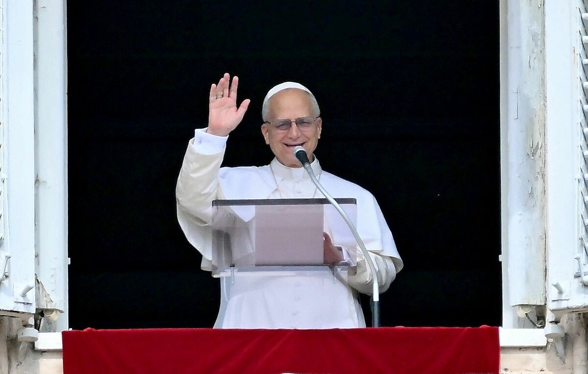 Papst Leo XIV. winkt den auf dem Petersplatz versammelten Pilgern während seines sonntäglichen Angelusgebets an seinem 70. Geburtstag zu.⇒AFP
