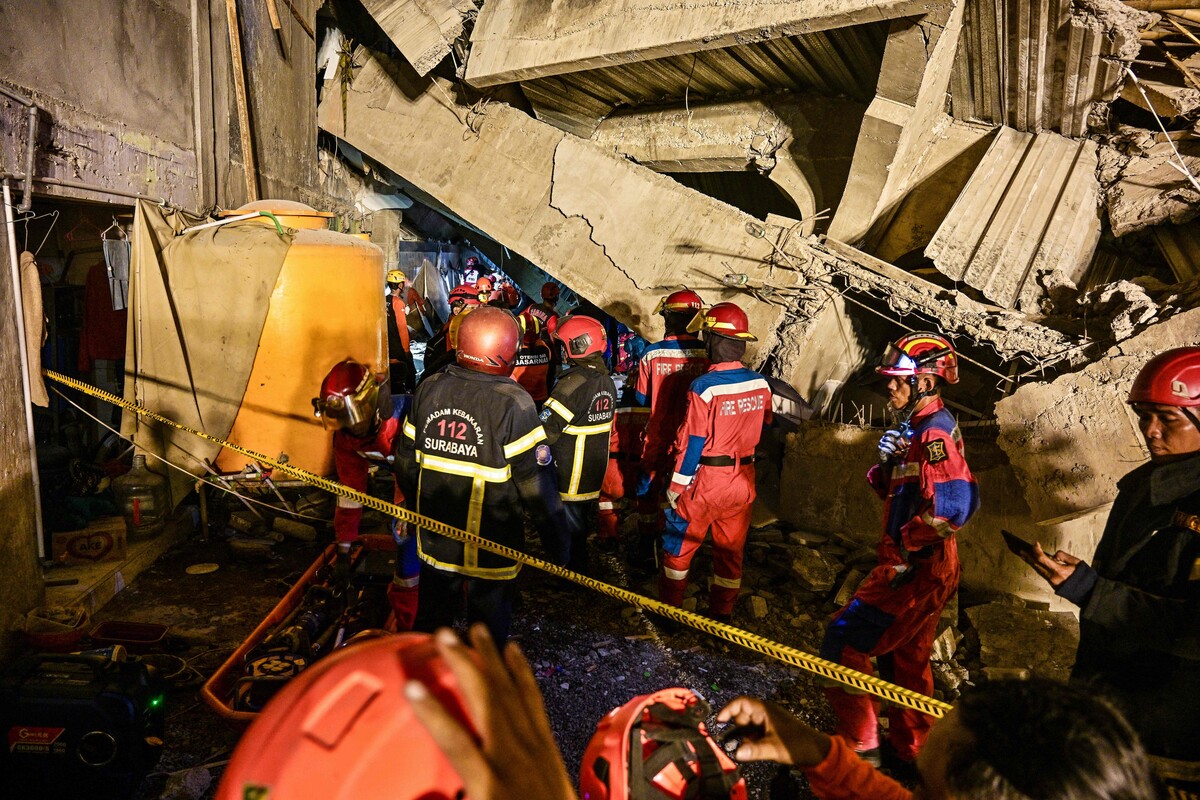 Rettungskräfte suchen mit Hochdruck nach den Verschütteten. Die Trümmer sind instabil, die Gefahr erneuter Einstürze groß.  ⇒AFP