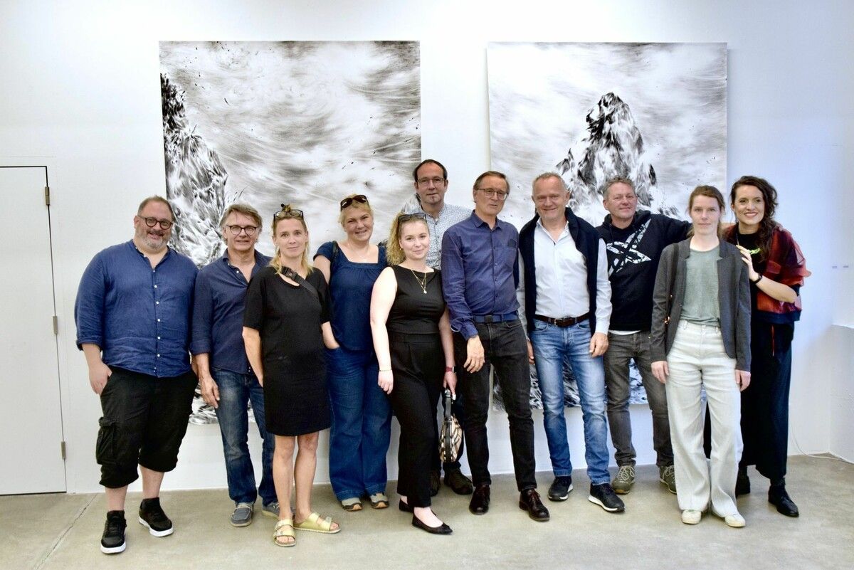Roland Haas (5. v. r.), Peter Marko von der Silvretta Montafon (4. v. r.) und sein Mitarbeiter, Koch Kurt Woltsche (6. v. r.), mit Künstlerinnen und Künstlern.⇒sco (2)