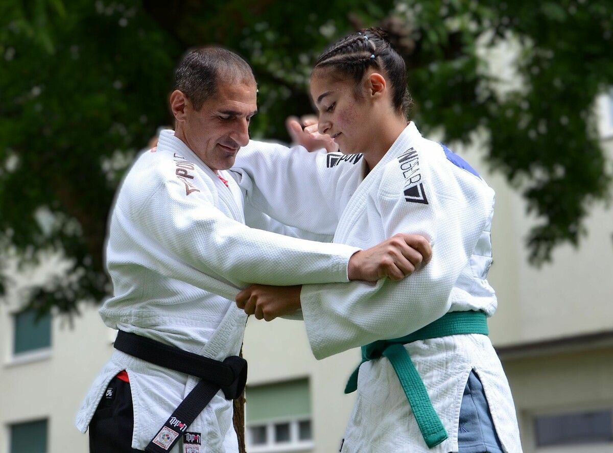 Samvel Adamyan beim Training mit Maria, dem jüngsten seiner drei Kinder, die alle Judokas sind. ⇒HRJ (2)