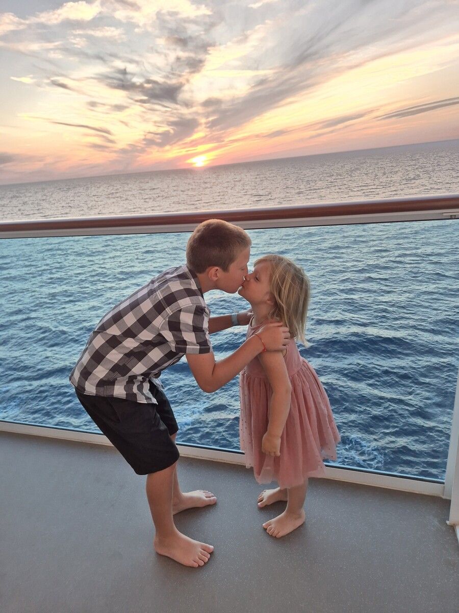 Schiff ahoi und ein Küsschen dazu: Elias (9) und Lina (3) auf großer Kreuzfahrt. Das Foto hat Sabrina Wüstner aus Wolfurt den VN geschickt.