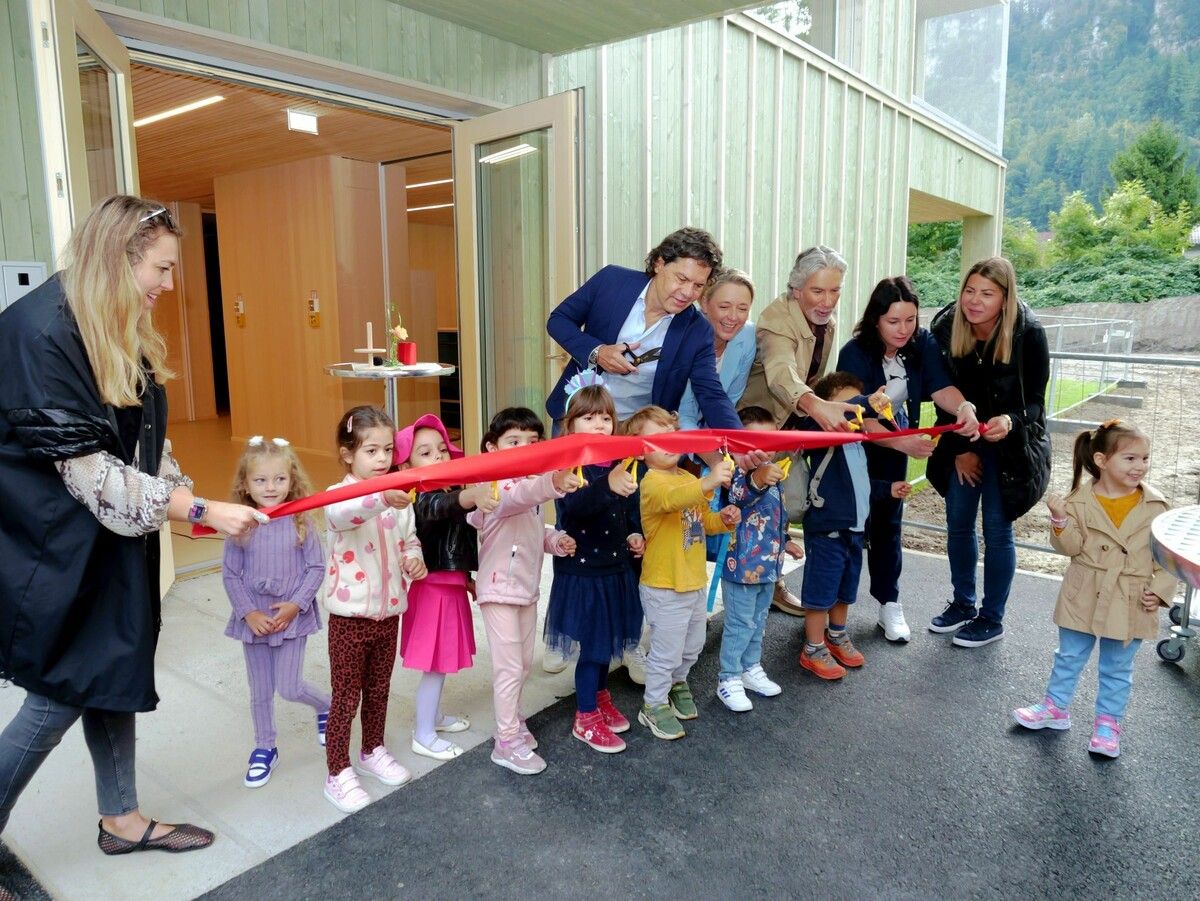 Schnipp, schnapp: An der offiziellen Einweihung hatten auch die Kinder viel Freude. ⇒HE