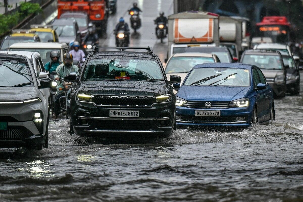 Schwere Monsun-Regenfälle führten in Mumbai zu überfluteten Straßen. Am Montagmorgen kam es deshalb zu Verkehrschaos in der indischen Metropole.
