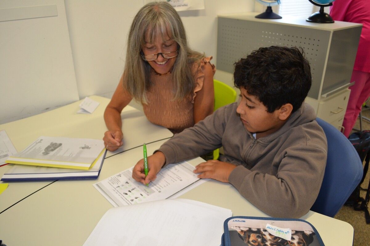 Seit über zehn Jahren findet in den letzten zwei oder drei Ferienwochen die Caritas SummerSchool statt. Freiwillige und Ferialkräfte unterstützen die Kinder beim Lernen. ⇒Caritas