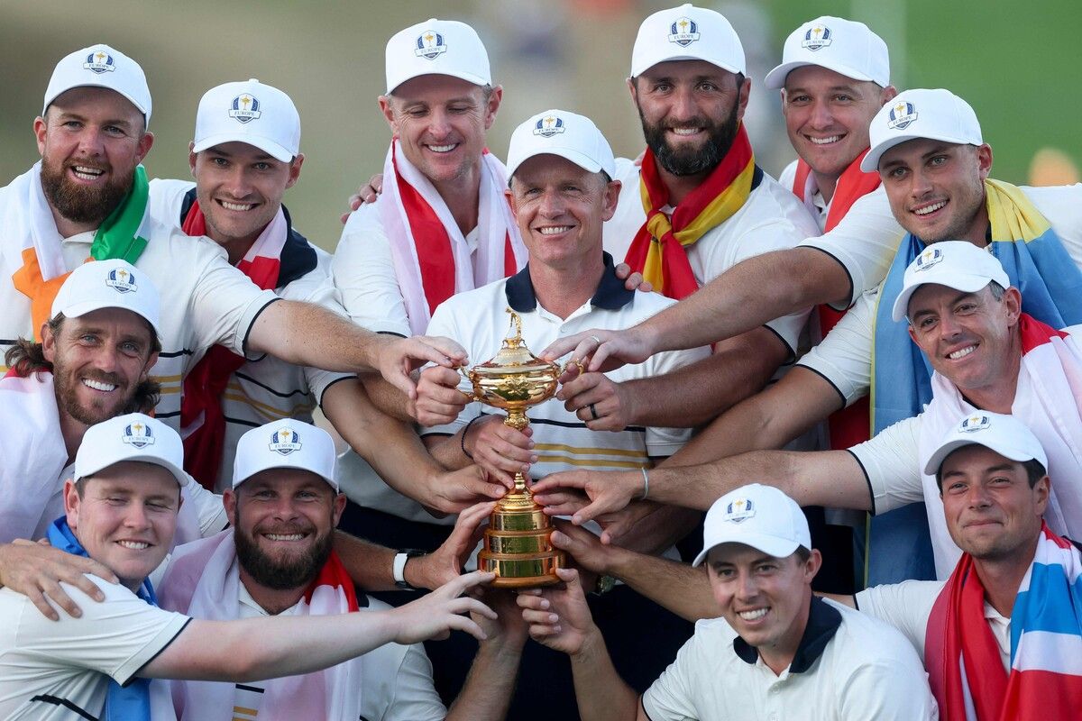 Sepp Straka (hintere Reihe rechts) und das Team Europa präsentieren stolz den Ryder Cup.⇒AFP