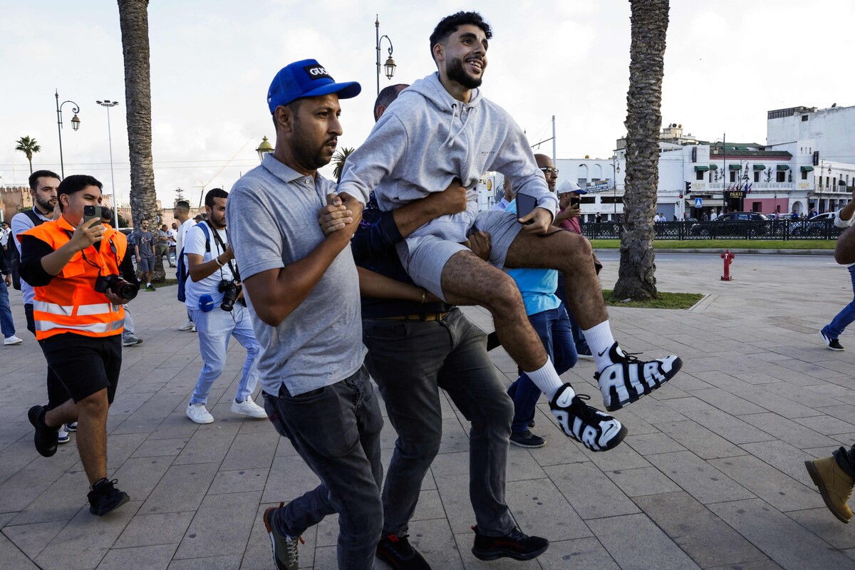 Sicherheitskräfte nehmen in Rabat einen Demonstranten bei Jugendprotesten für Bildungs- und Gesundheitsreformen fest.