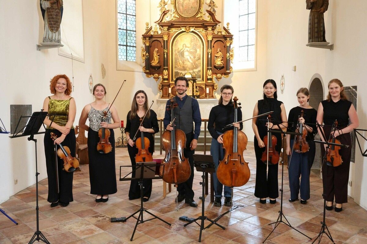 Sophie Heinrich, Jasmin Mönkkönen, Fernandez Silva, Mathias Johansen, Ida Riedel, Hyemin Kin, Haria Burckhart und Kathrin Fehre. ⇒Arno Meusburger