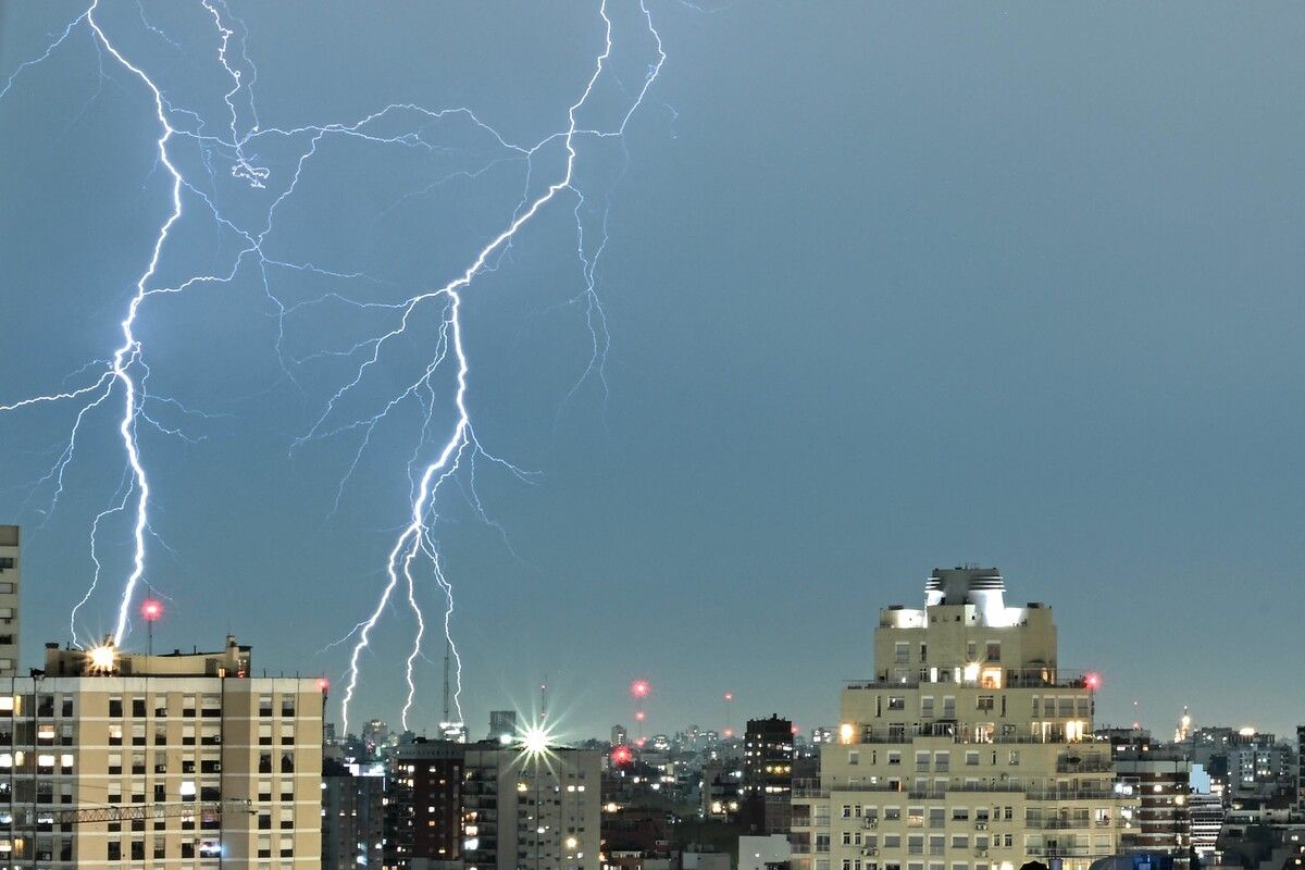 Spektakuläre Blitze während eines Gewitters über der Skyline von Buenos Aires.
