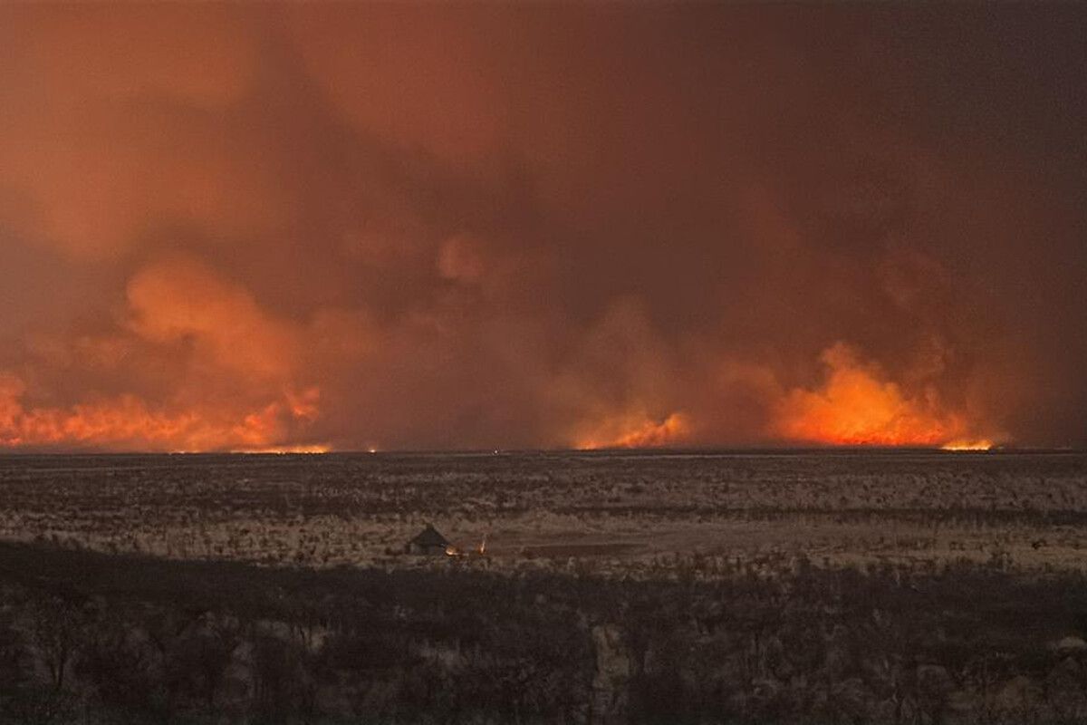 Starke Winde und trockene Vegetation sorgen für eine schnelle Ausbreitung der Flammen im Etosha-Park. Der Lebensraum Zehntausender Wildtiere ist bedroht.⇒AFP