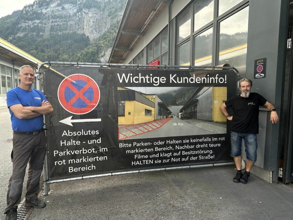 Statt Eigenwerbung neuerdings ein „Warnplakat“ für Kunden: Roger Guiboud macht auf drohende Besitzstörungsklagen aufmerksam. ⇒vn/gs 