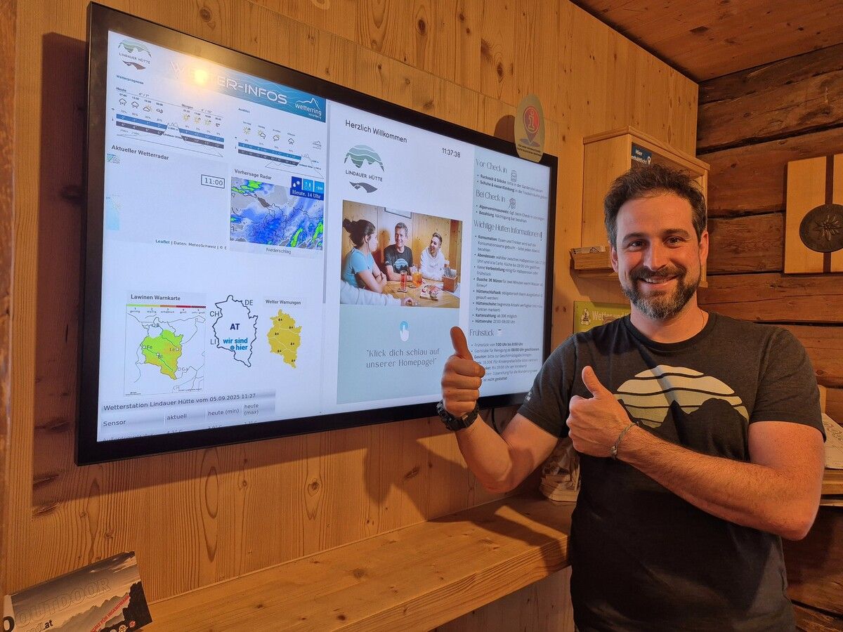 Stefan Köberle präsentiert den neuen Informationsbildschirm. Dieser beantwortet wichtige, wiederkehrende Fragen, zeigt das Wetter an und liefert Tourenberichte. ⇒Eckert