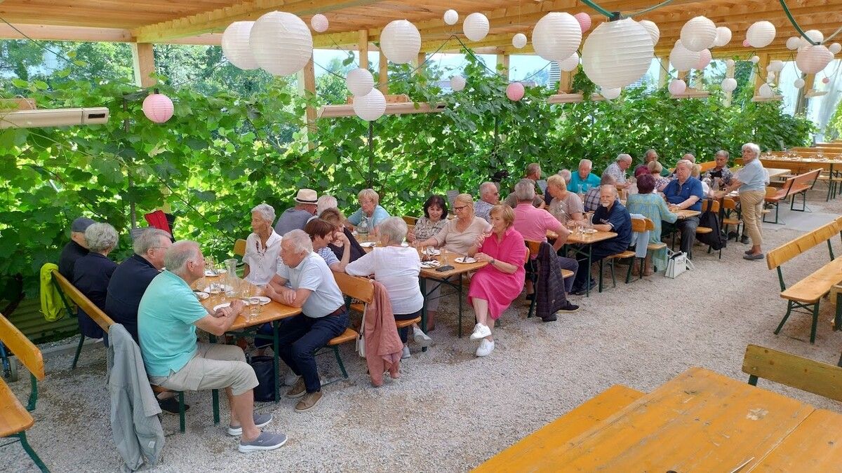 Stimmungsvoll und musikalisch: Die Jahrgänger 1948 verbrachten einen unvergesslichen Abend beim „Heurigen Möth“.⇒Jahrgang 1948 Bregenz