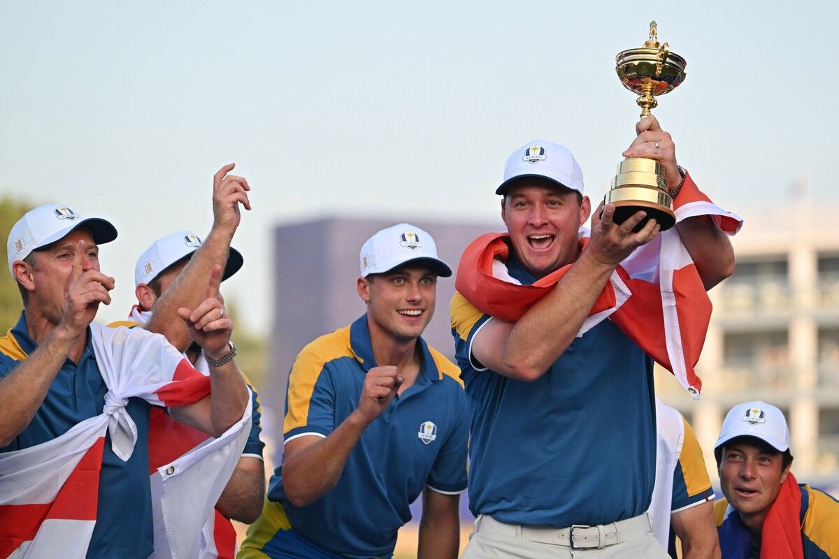 Straka mit der Siegertrophäe bei seinem Ryder-Cup-Debüt 2023 in Rom.⇒APA