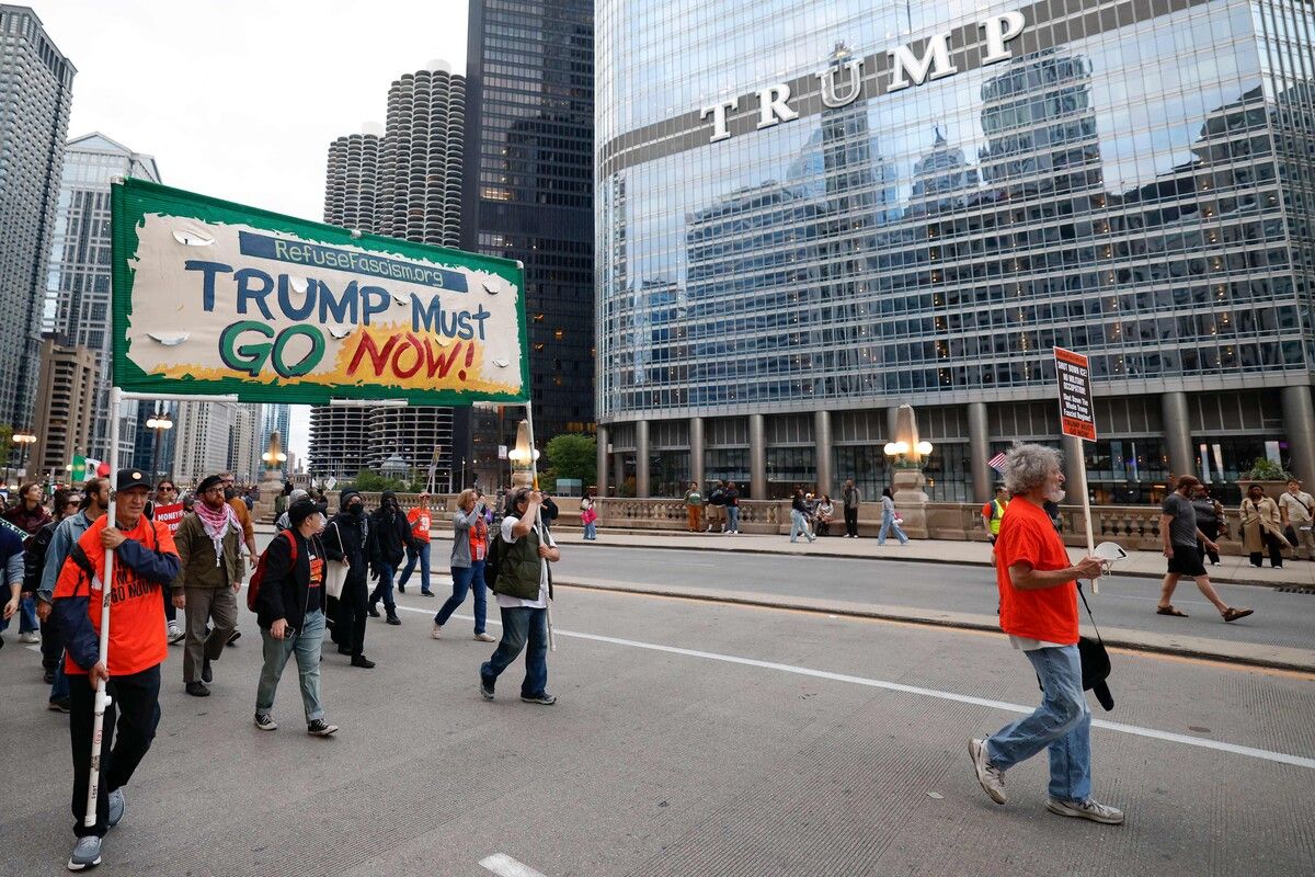 Tausende Demonstranten sind in Chicago auf die Straße gegangen und haben sich vor dem Trump Tower versammelt. ⇒afp