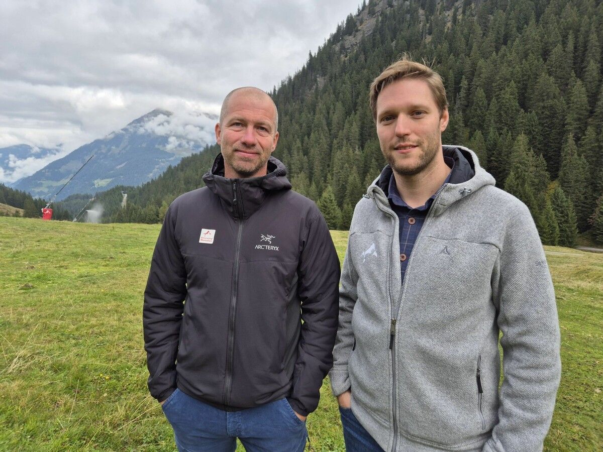 Thomas Ettenberger und Kilian Zinnecker von der Silvretta Montafon zeigen, wo genau der neue Speicherteich gebaut werden soll - auf der Skipiste 24 im Novatal. ⇒VN/JUN (2)