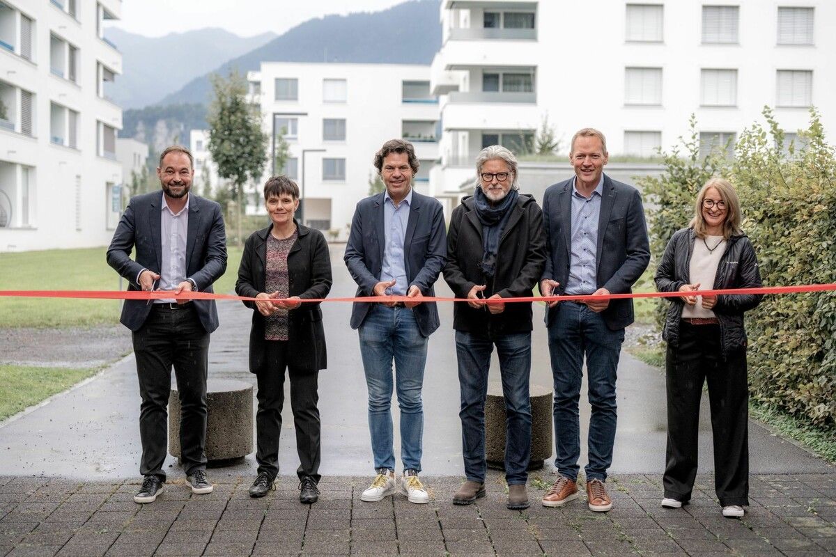 Tobias Forer-Pernthaler (F.M. Hämmerle), – Judith Heeb (Ortsvorsteherin Gisingen), Bürgermeister Manfred Rädler, Architekt Ulf Hiessberger, Philipp Hämmerle (F.M. Hämmerle) und Margit Schranz-Bstieler (F.M. Hämmerle) bei der feierlichen Eröffnung. ⇒F.M. Hämmerle