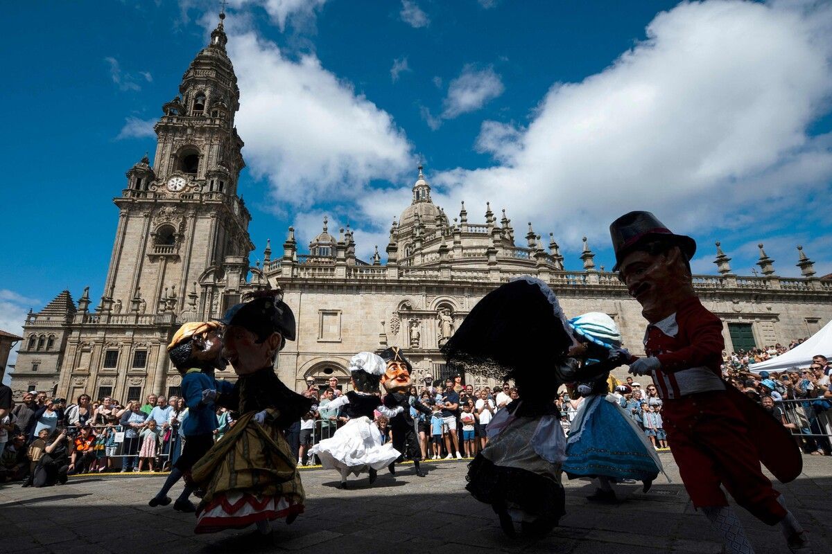 Traditioneller Tanz bei den Apostelfesten in Santiago de Compostela. Immer mehr Einheimische fühlen sich inzwischen von den vielen Pilgern verdrängt.⇒AFP