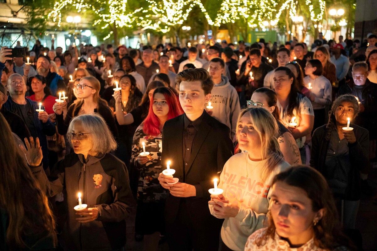 Trauernde versammeln sich am Abend mit Kerzen auf dem Campus der Utah Valley Universität.⇒AFP (2)