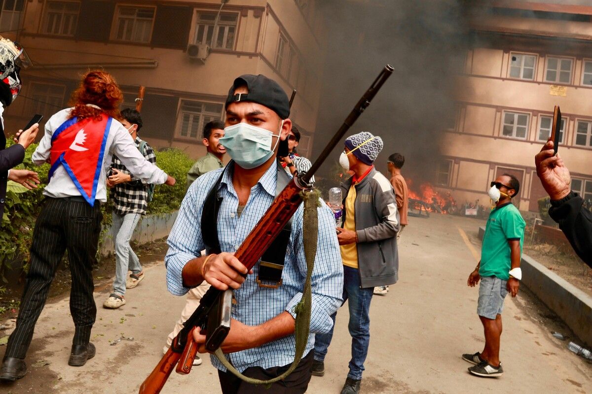 Trotz Aufhebung des Social-Media-Verbots kam es in Nepal gestern erneut zu schweren Protesten. Demonstranten zündeten Häuser und Büros von Politikern an. Premierminister Oli trat wegen der Unruhen zurück. AFP (5)