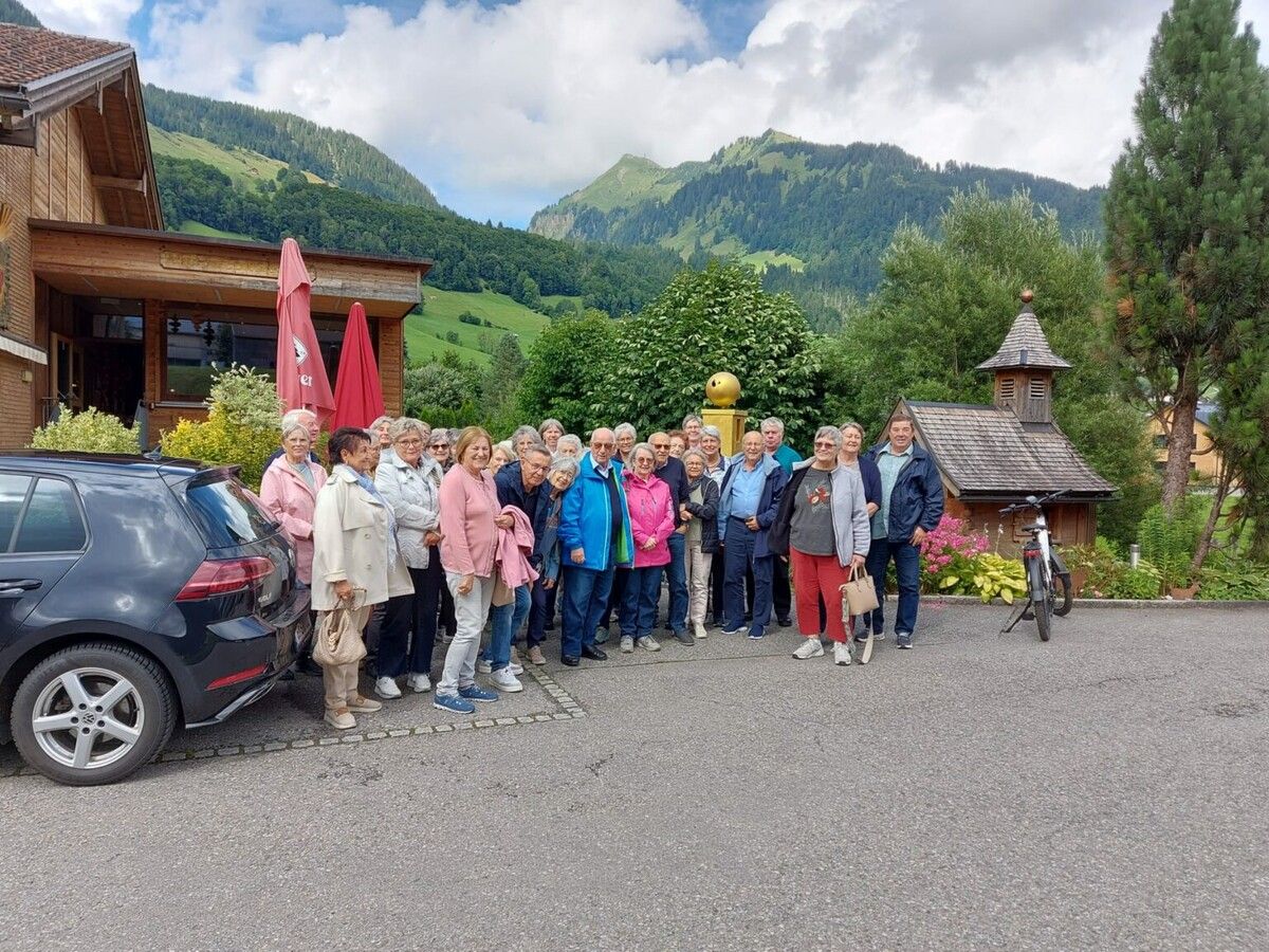 Trotz gesperrter Silvretta genossen 37 Teilnehmende eine abwechslungsreiche Fahrt mit kulturellen Höhepunkten und Naturerlebnissen.⇒Vorarlberg 50plus Lustenau