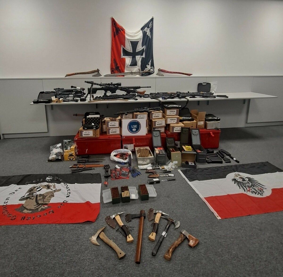 Verbotene Waffen und NS-Devotionalien wurden sichergestellt.⇒ APA/LPD STEIERMARK