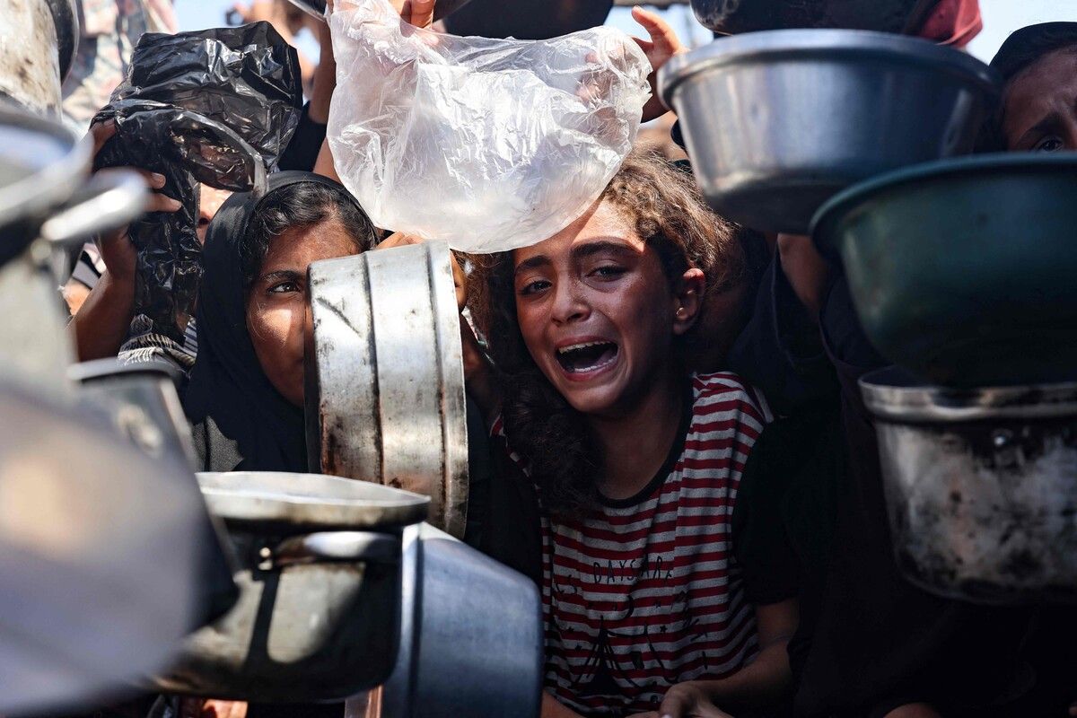 Verzweifelte Menschenmenge drängt sich um Nahrungsausgabe im südlichen Gazastreifen.
