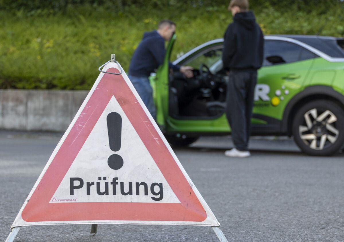 Viele Fahrschüler warten auf Prüfungstermine. Bislang wurden diese von den Prüfern in ihrer Freizeit abgenommen.⇒VN/Paulitsch