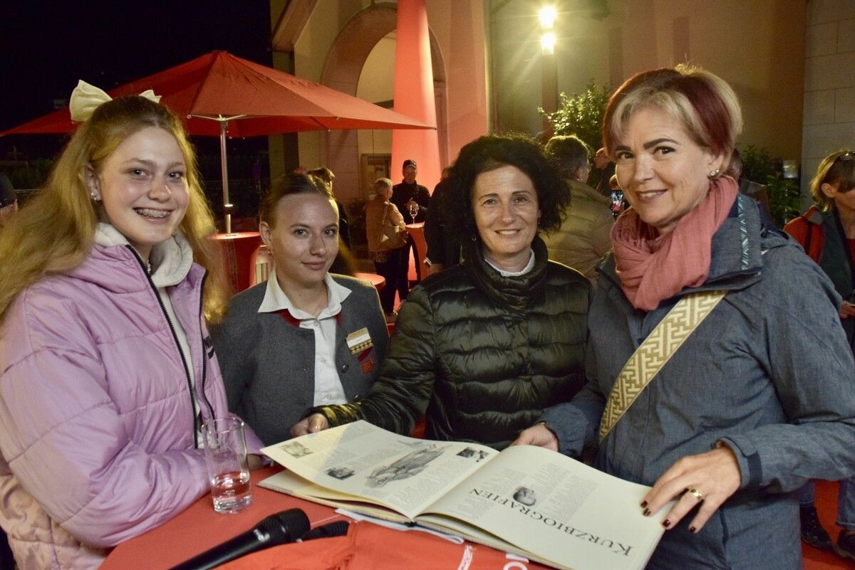 v.l.: Alicia Rudigier, Leonie Tschofen, Tamara Rudigier und Sandra Fritz bei der Ausstellungseröffnung. ⇒sco