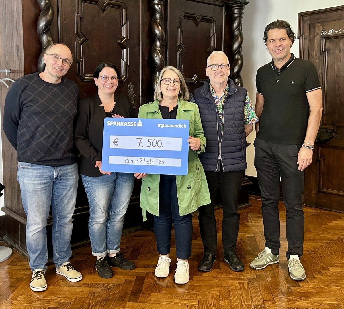 v.l.: Gernot Stoitzer, Raphaela Locher, Beate und Hans-Peter Schuler und Bürgermeister Manfred Rädler. ⇒Hans-Peter Schuler