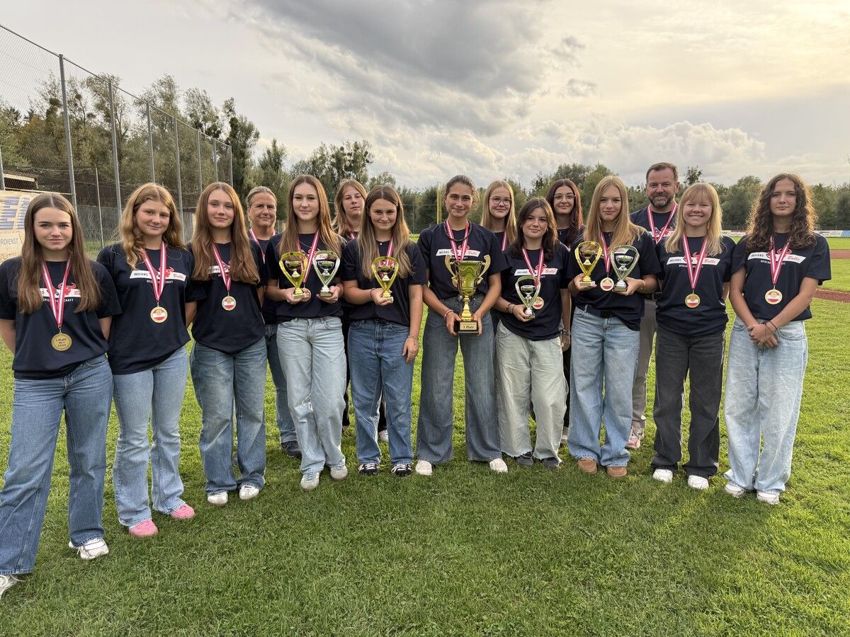 Von der Schulbank auf den Meisterthron: Die Indibulls waren mit einem Altersdurchschnitt von 14,5 Jahren das jüngste Team in der zweiten Softball-Bundesliga.⇒Privat