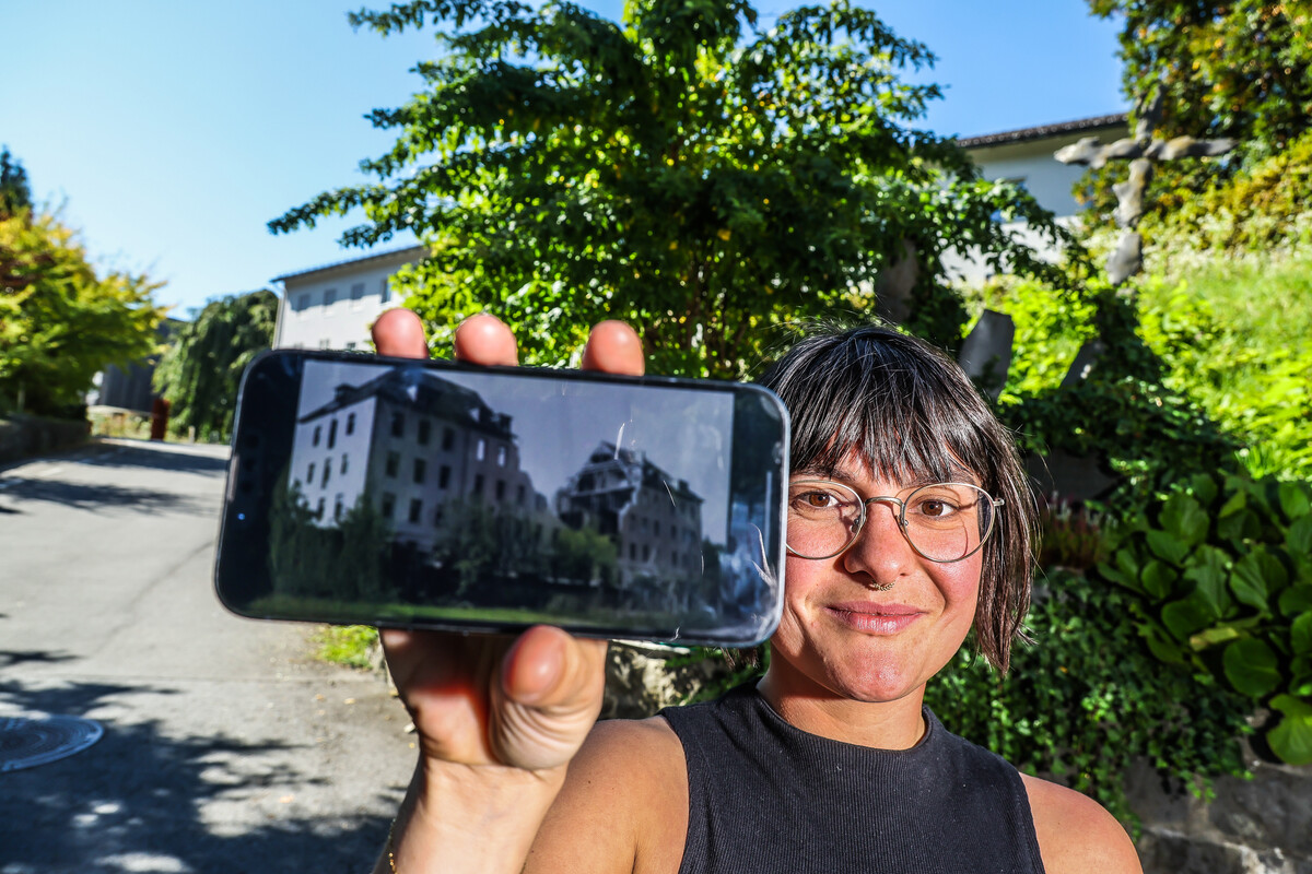 Vor dem Antoniushaus, das 1943 zerstört wurde: Marilena Tumler macht Geschichte mittels Technologie erfahrbar. ⇒VN/Steurer