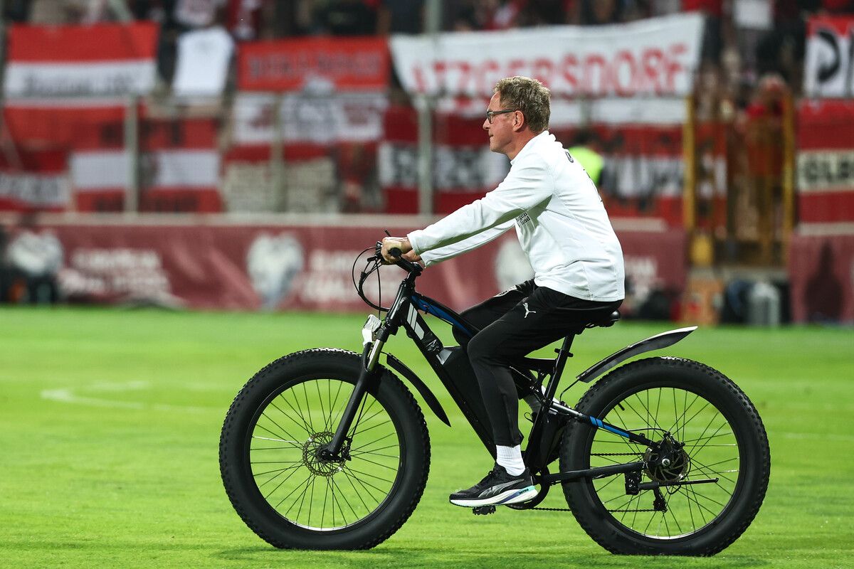 Vor drei Wochen in Bosnien legte er die weiten Wege im Stadion in Zenica mit einem E-Bike zurück.⇒GEPA