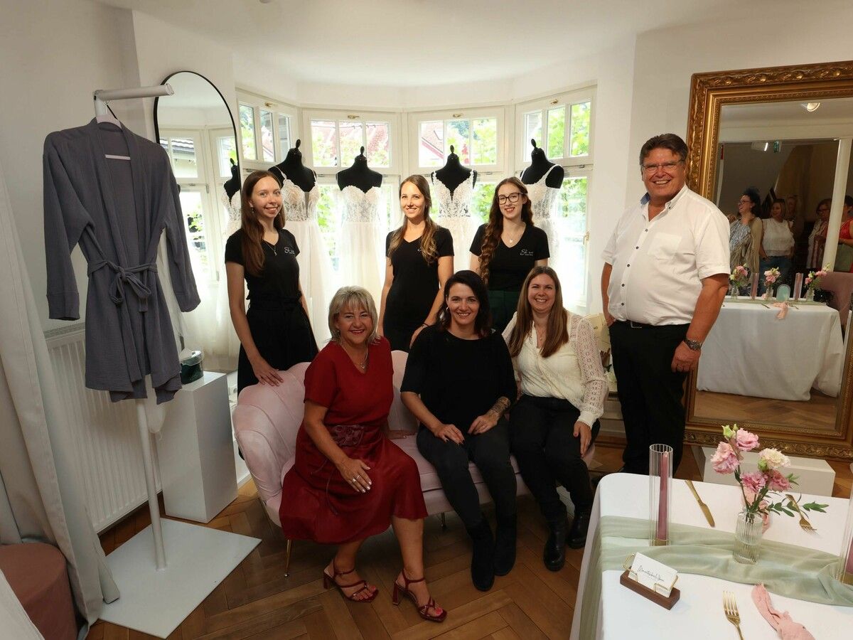 Vorne: Bettina Buchacher-Scherer, Nadine Metzler, Claudia Walser und Mario Stecher. Hinten: Anna-Lena Pfanner, Sandra Jochum und Jasmin Dallabrida.⇒⇒Arno Meusburger